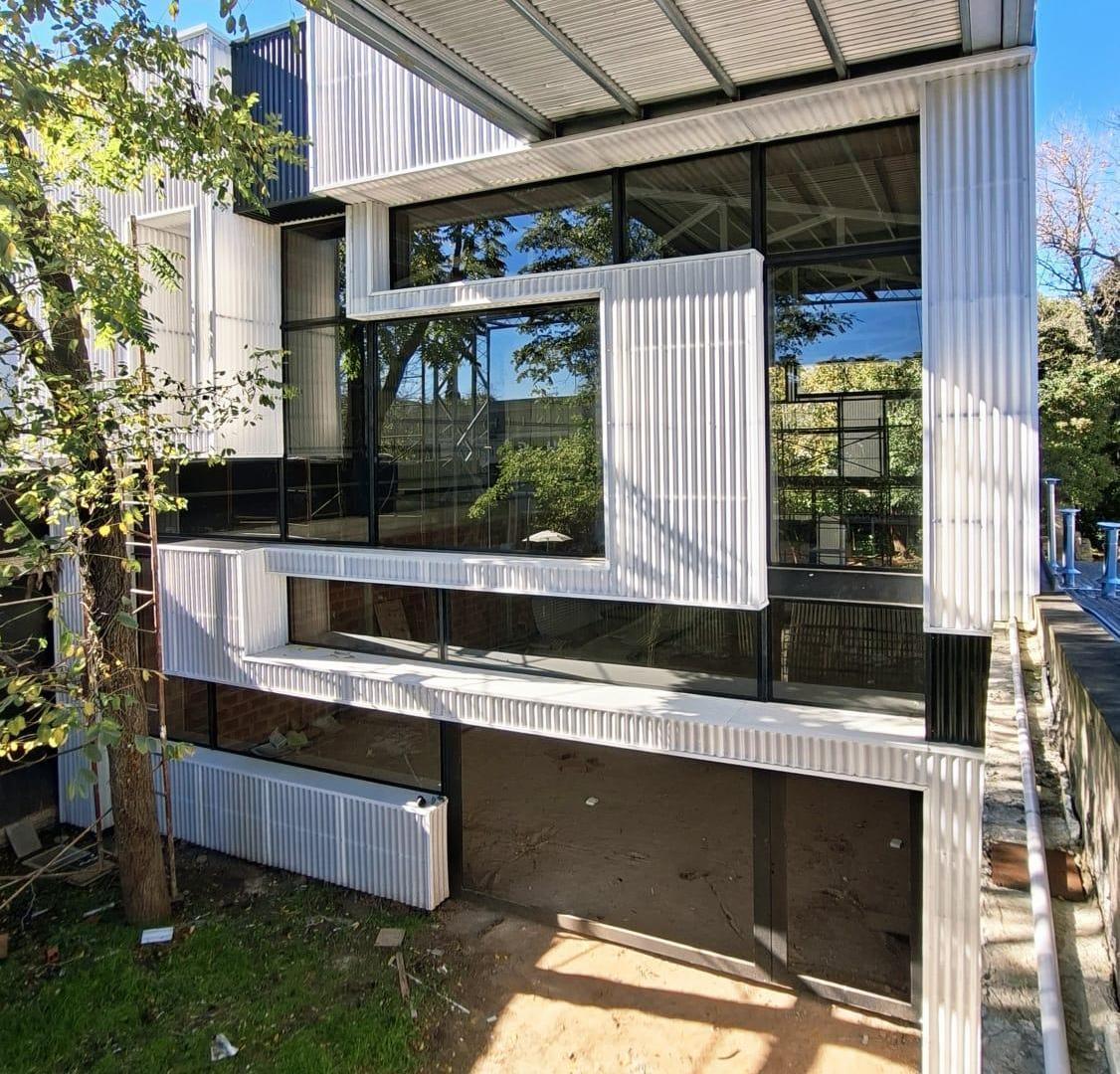 LOCAL CORPORATIVO PREMIUM EN CITY BELL | ARQUITECTURA DE AUTOR | CORREDOR CANTILO