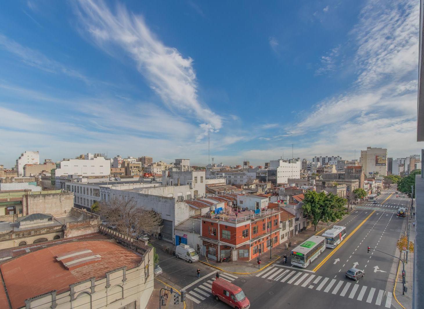 Monoambiente con balcón al frente - Constitución