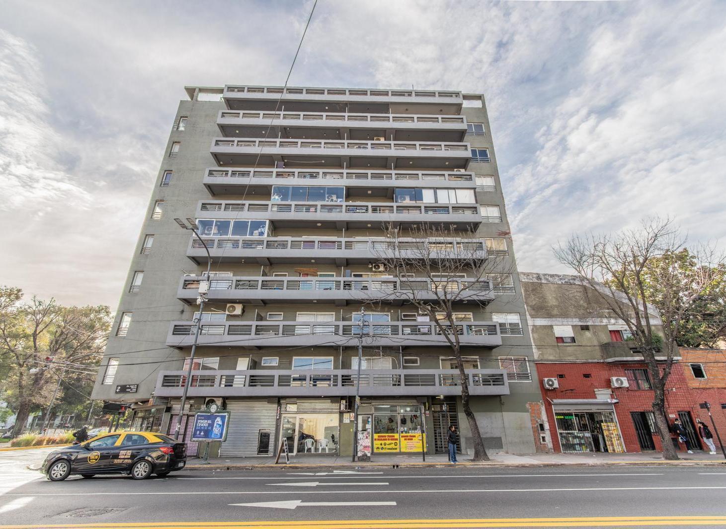 Monoambiente con balcón al frente - Constitución
