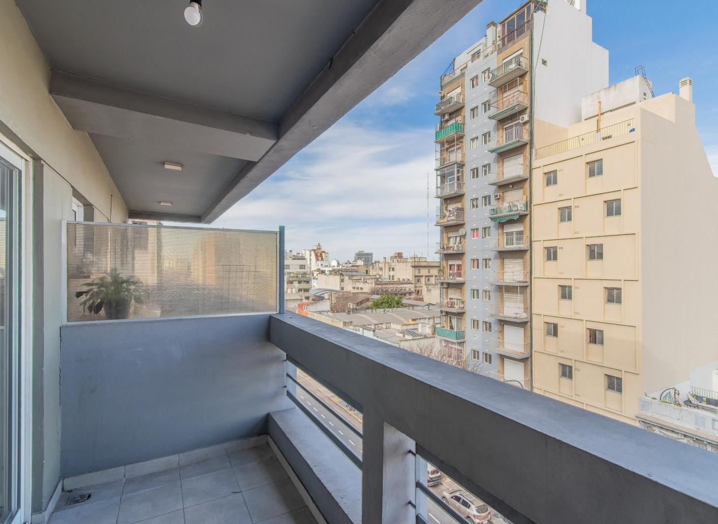 Monoambiente con balcón al frente - Constitución