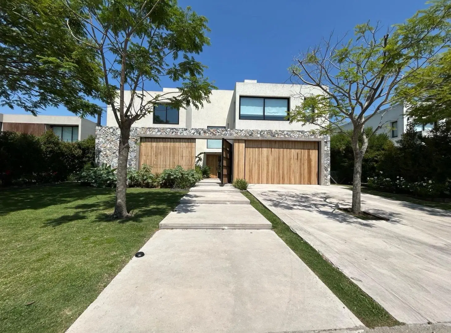 VENTA Casa al agua en Lagos del Golf, Nordelta, 4 dormitorios con play, spa y cine! 2