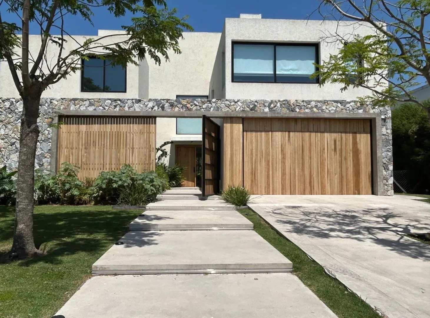 VENTA Casa al agua en Lagos del Golf, Nordelta, 4 dormitorios con play, spa y cine! 3