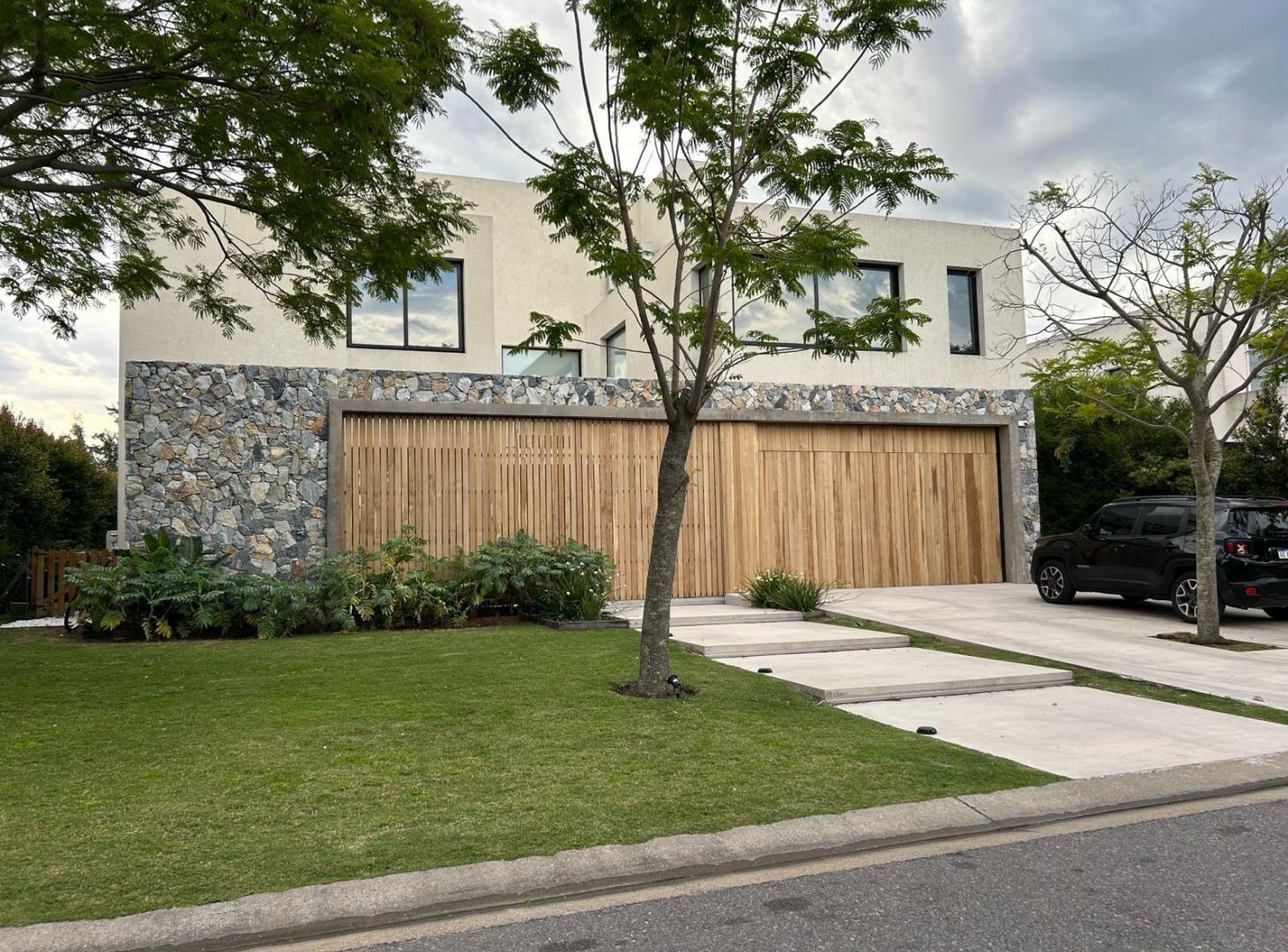 VENTA Casa al agua en Lagos del Golf, Nordelta, 4 dormitorios con play, spa y cine!