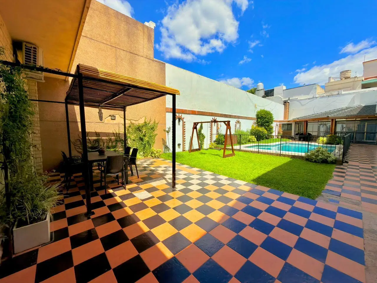 Venta Casa 4 Ambientes con Pileta, Quincho, Terrazas y Garage – Parque Chacabuco 3