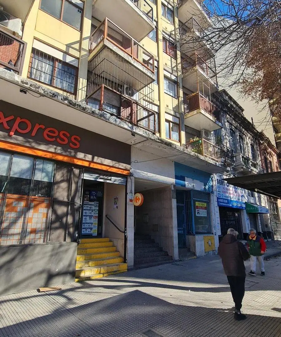Local en La Boca sobre Avenida - Metrobús 1