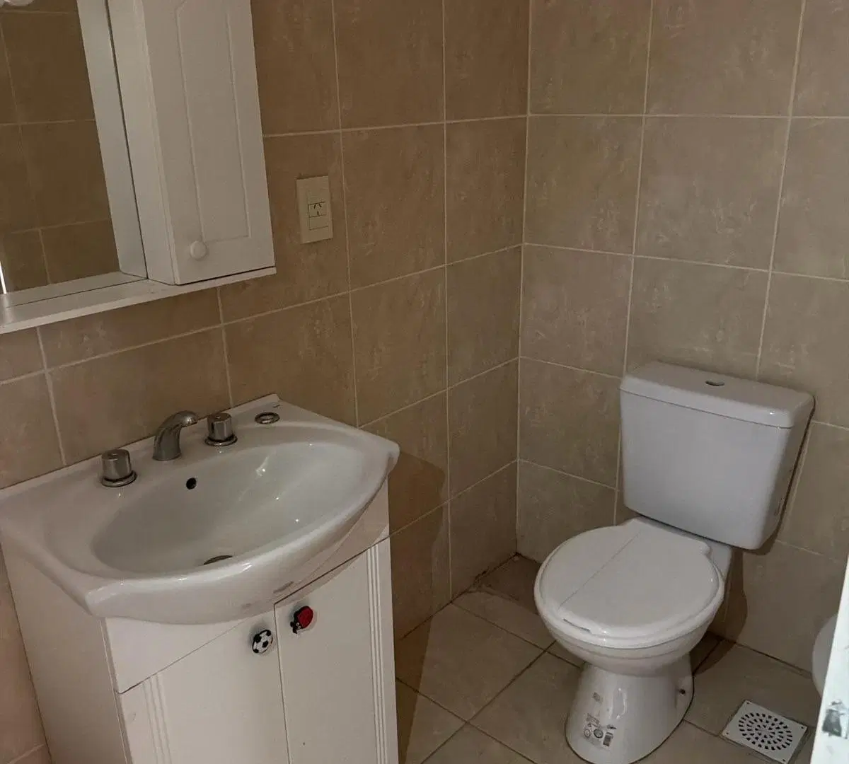 Monoambiente con cocina independiente, balcón y vista abierta piso 13 2