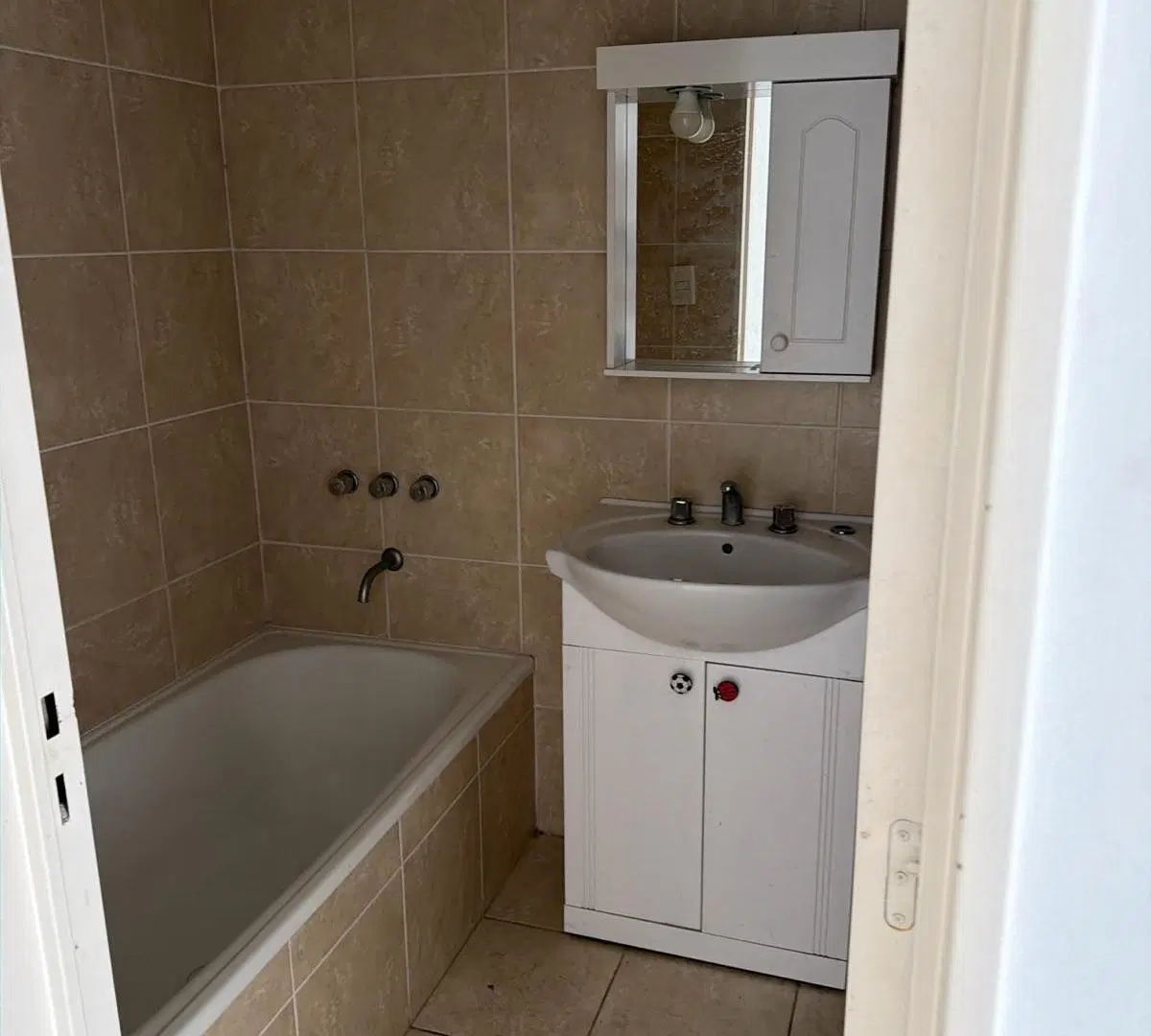 Monoambiente con cocina independiente, balcón y vista abierta piso 13 3