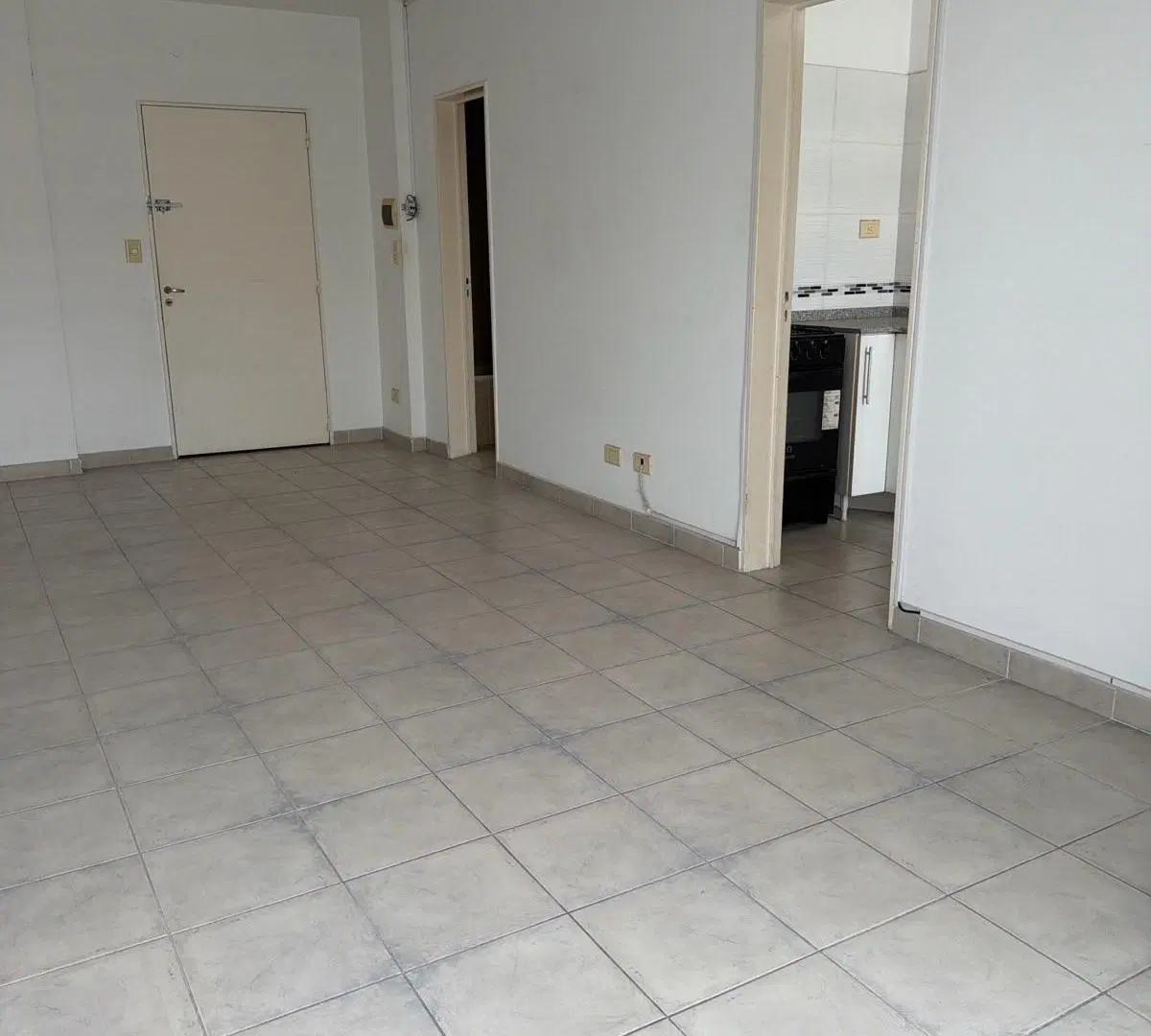 Monoambiente con cocina independiente, balcón y vista abierta piso 13 5