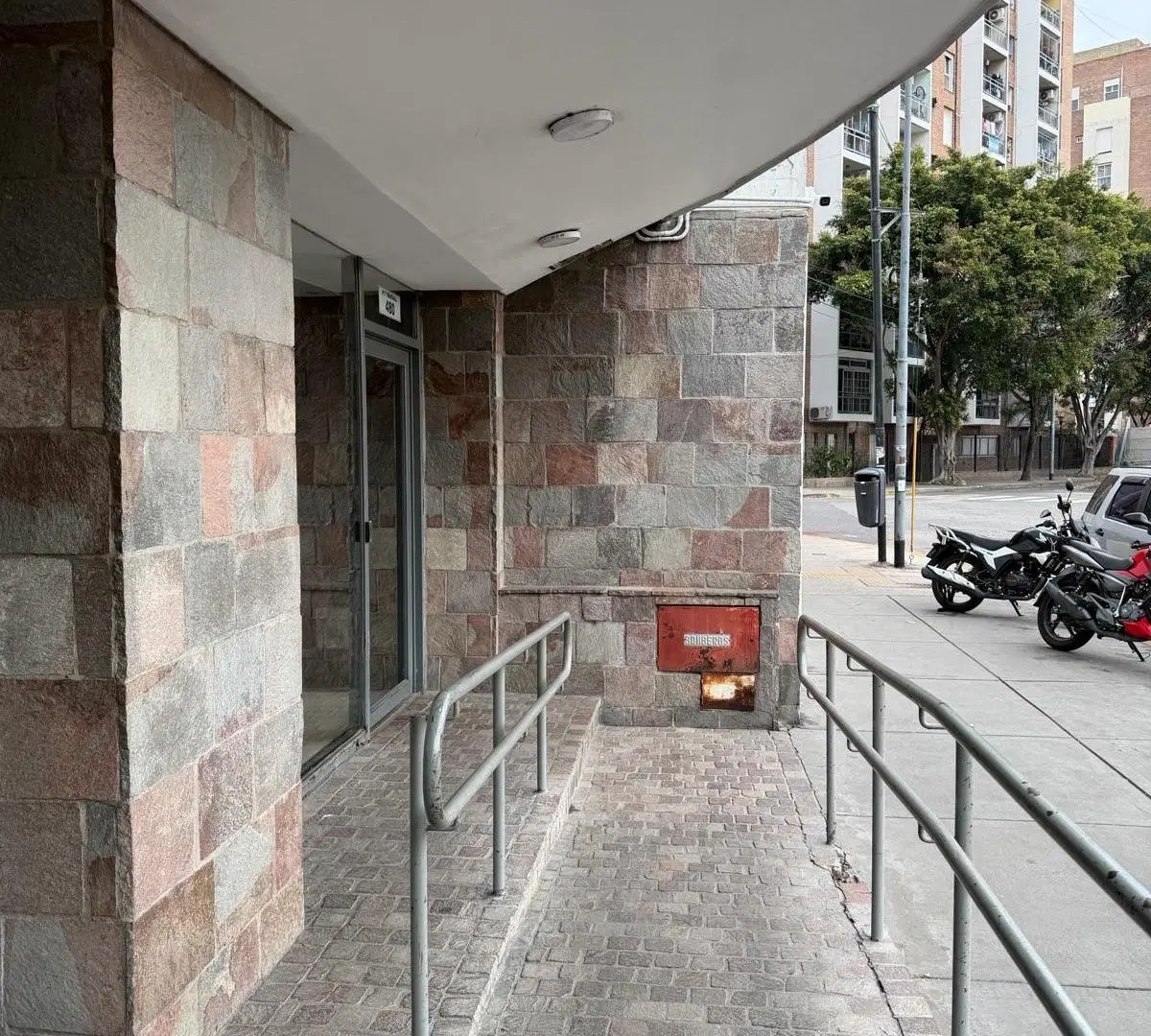 Monoambiente con cocina independiente, balcón y vista abierta piso 13 4