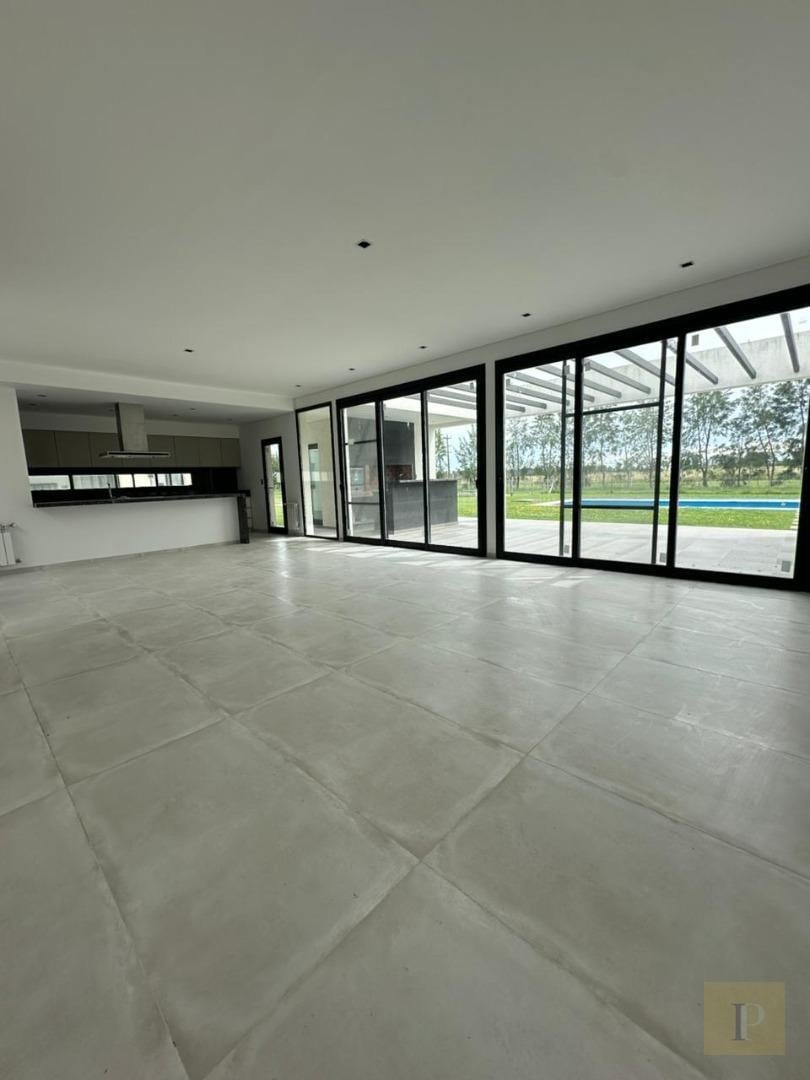 Foto de VENTA Casa 4 Ambientes en HARAS DEL SUR III con pileta y amenities de, imagen 2