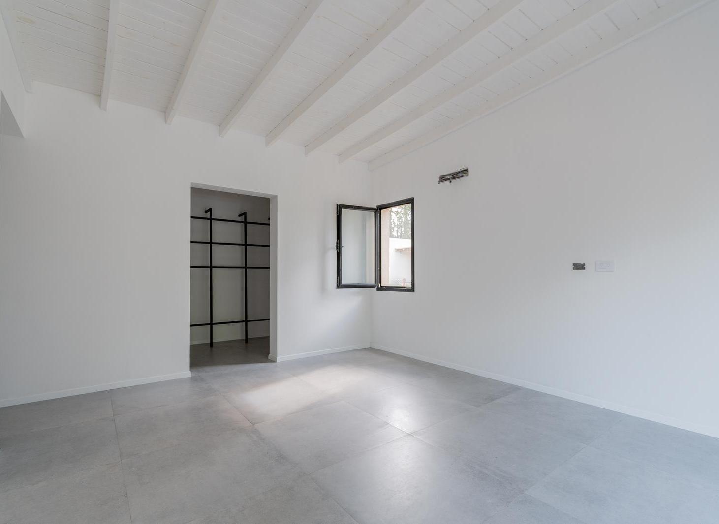 Foto de Venta Casa Cuatro Ambientes a Estrenar con Quincho y Pileta, Barrio, imagen 2