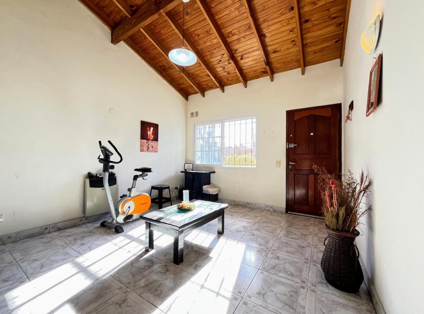 Foto de Casa de 5 ambientes y quincho con baño y dormitorio en Luis Guillón, imagen 1