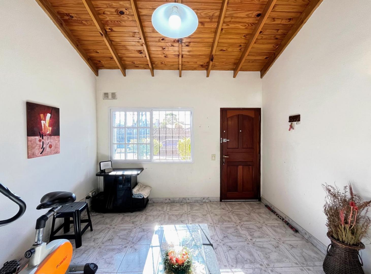 Foto de Casa de 5 ambientes y quincho con baño y dormitorio en Luis Guillón, imagen 2
