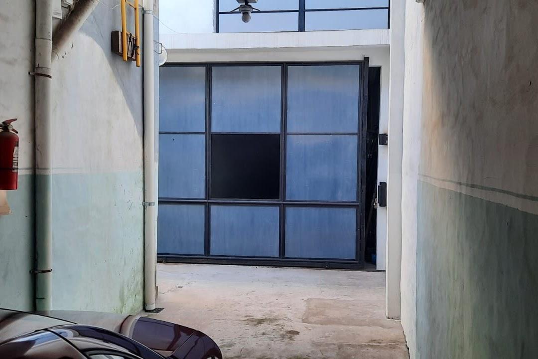 ALQUILER Galpón en Temperley Este // 200m2 // primer piso con aparejo de 1500kg