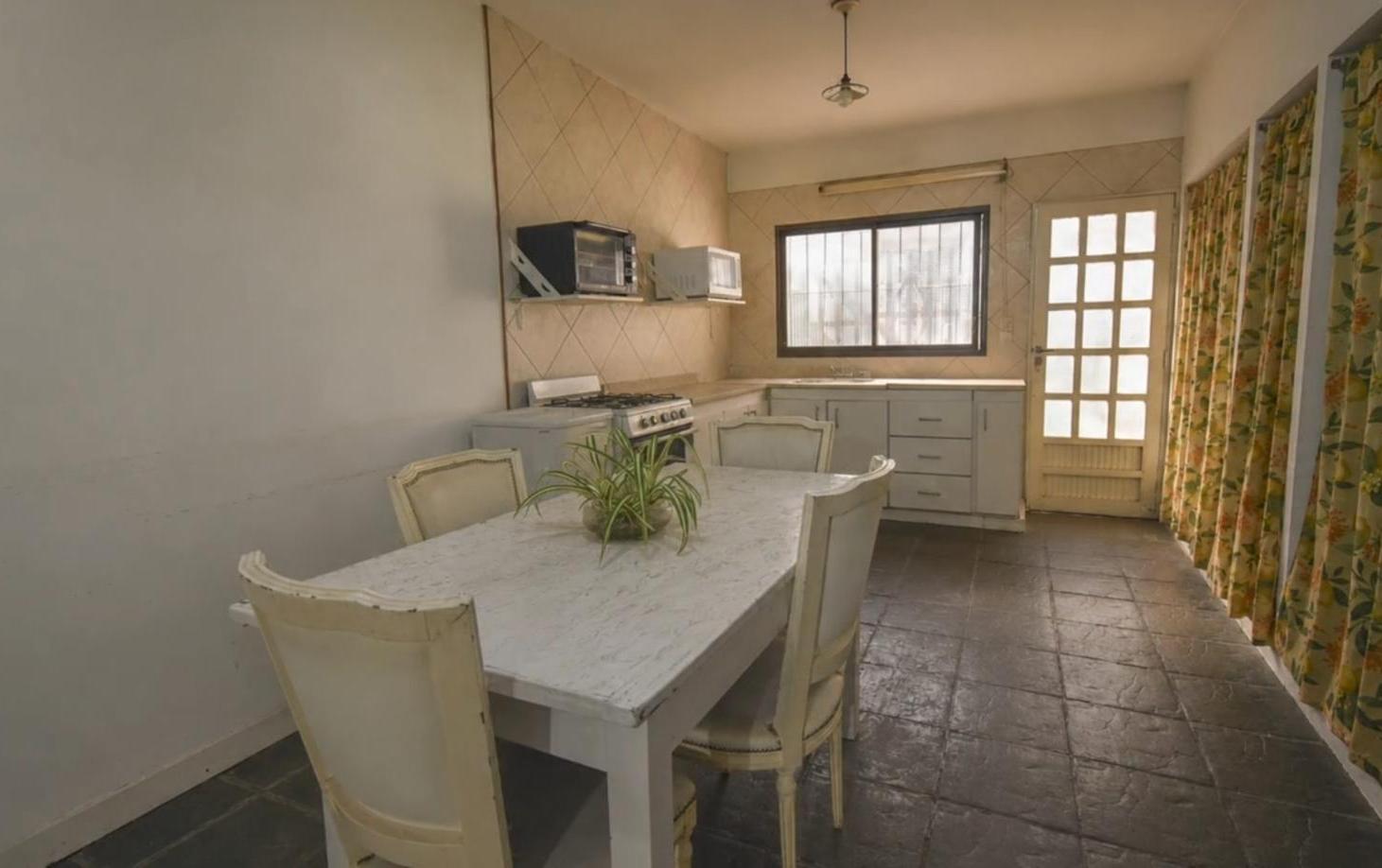 Foto de Venta casa lote propio tres ambientes con jardín y cochera Adrogué, imagen 3