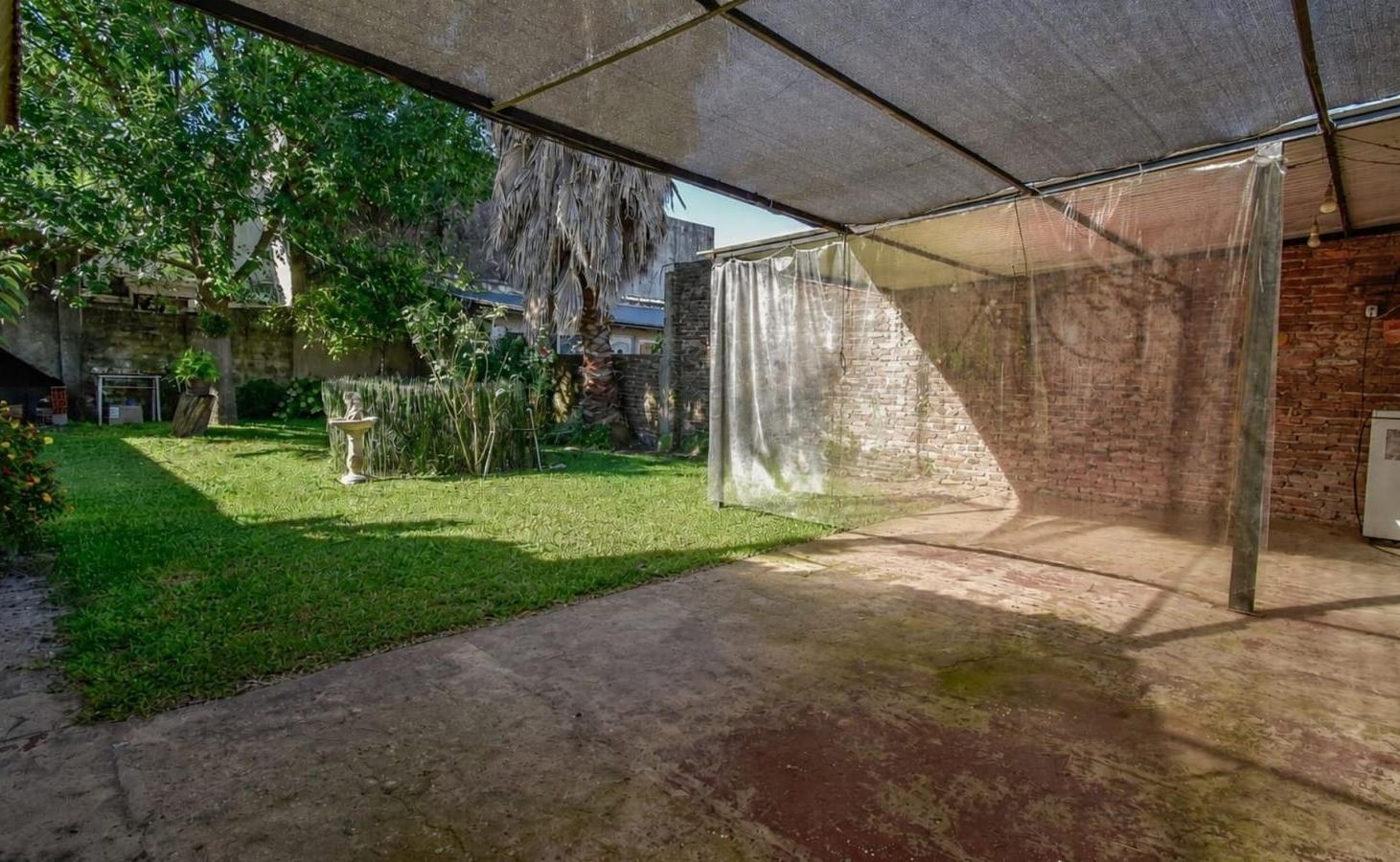 Foto de Venta casa lote propio tres ambientes con jardín y cochera Adrogué, imagen 1