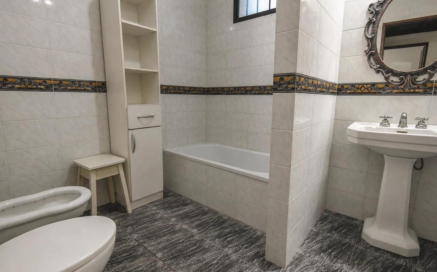 Foto de Venta casa lote propio tres ambientes con jardín y cochera Adrogué, imagen 2