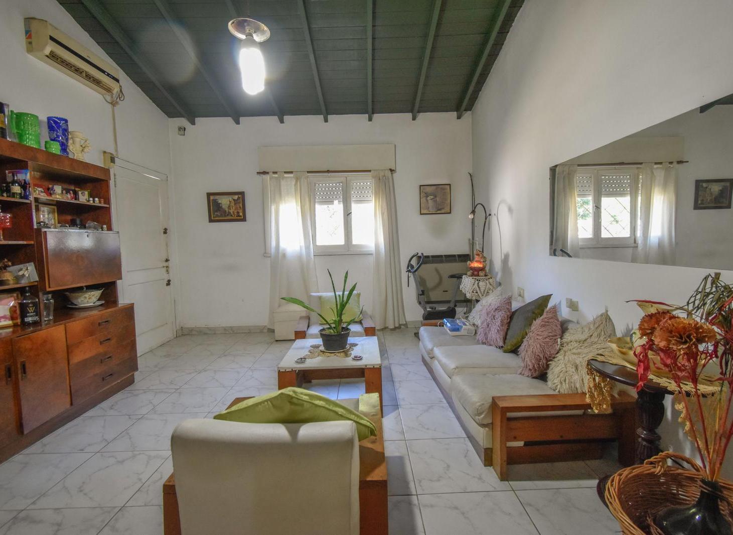 Foto de Venta casa lote propio tres ambientes con jardín y cochera Adrogué, imagen 5