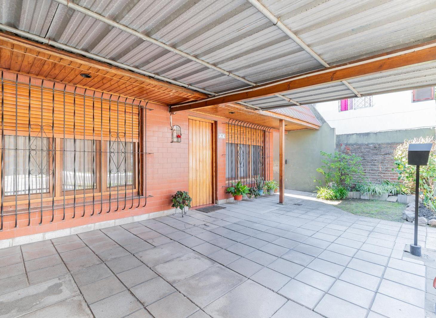 Foto de CASA DE 4 AMBIENTES CON JARDÍN, QUINCHO Y ENTRADA VEHICULAR EN TEMPERLEY, imagen 5