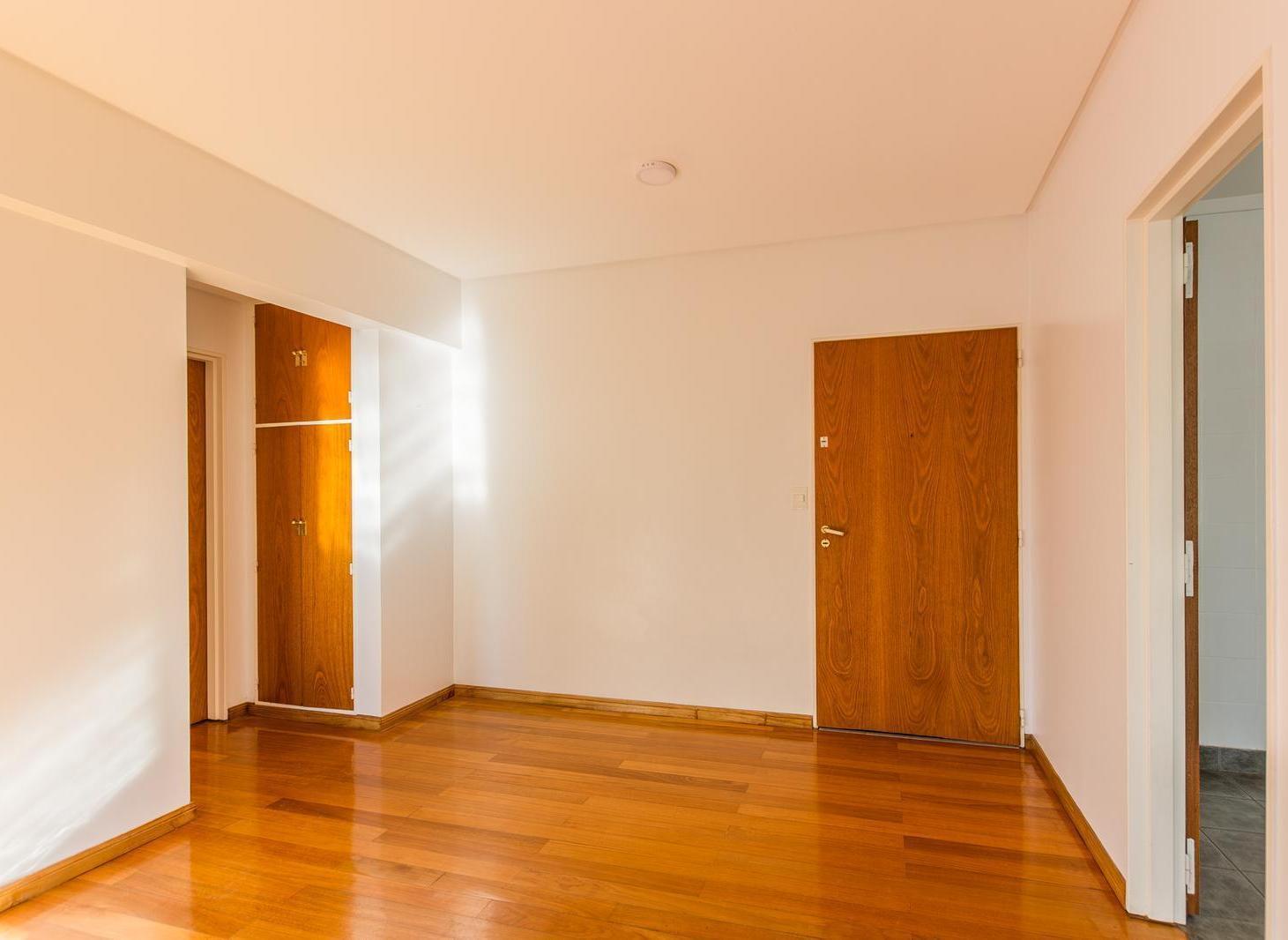 Foto de Alquiler departamento dos ambientes con cochera, balcón y baulera en, imagen 1