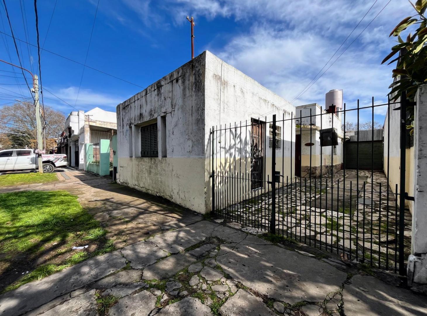 Casa a refaccionar en lote 338m2 a 50 mts. de la estación de Marmol