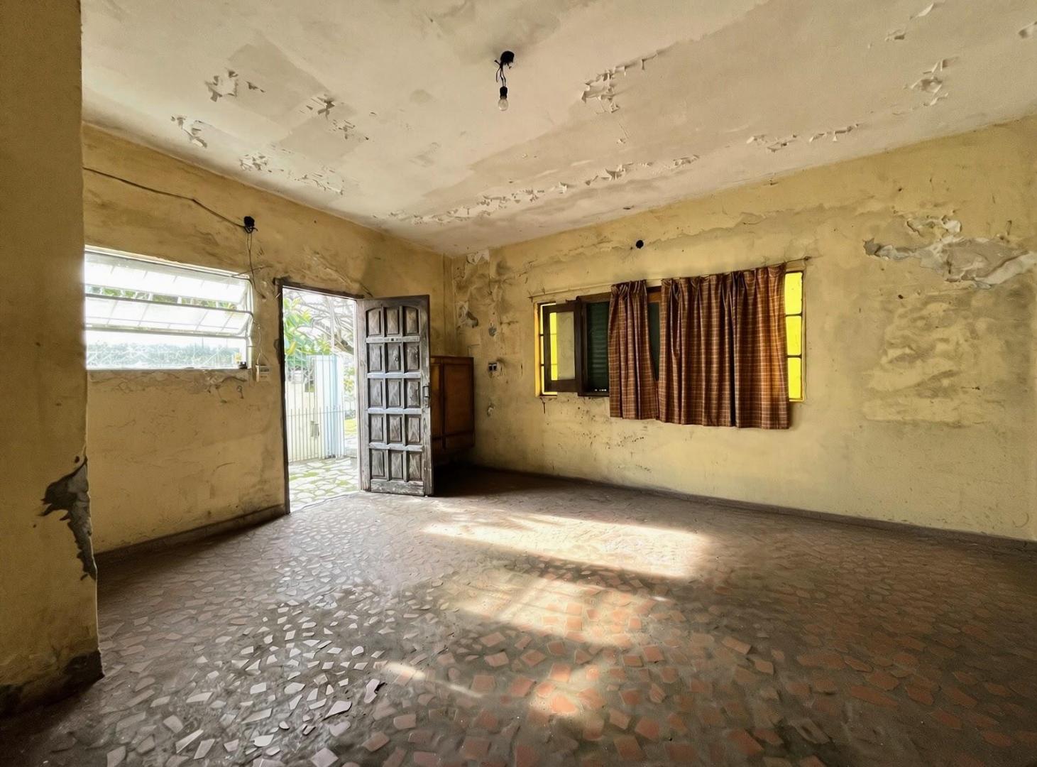 Foto de Casa a refaccionar en lote 338m2 a 50 mts. de la estación de Marmol, imagen 5