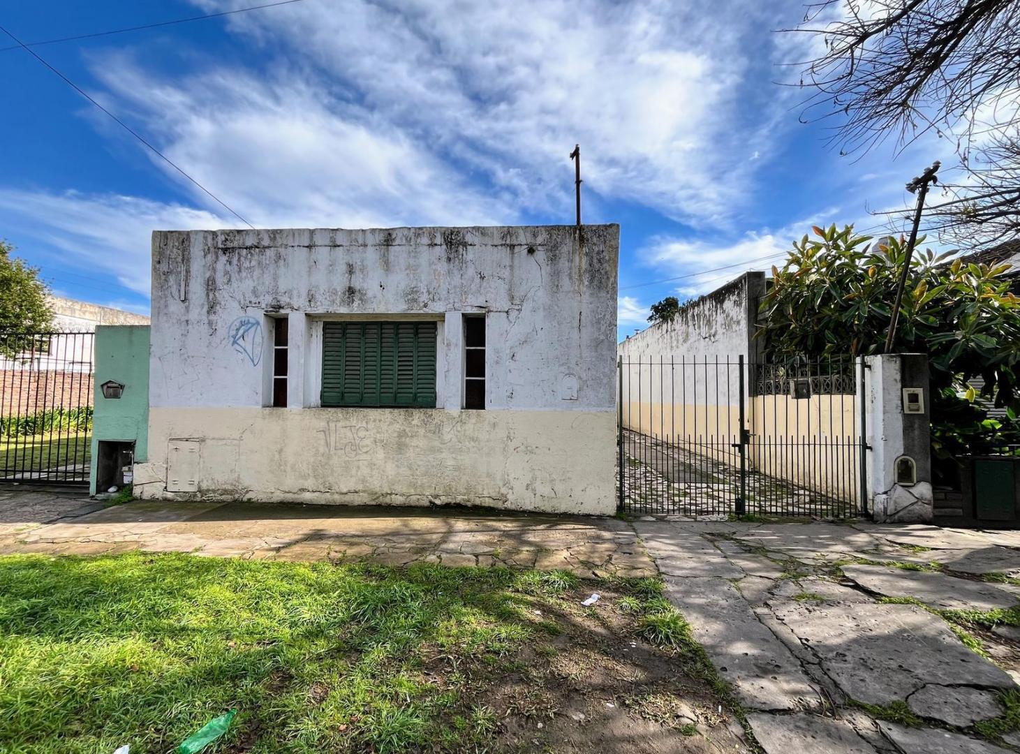 Foto de Casa a refaccionar en lote 338m2 a 50 mts. de la estación de Marmol, imagen 3
