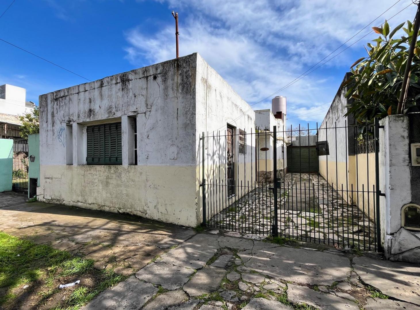 Foto de Casa a refaccionar en lote 338m2 a 50 mts. de la estación de Marmol, imagen 2