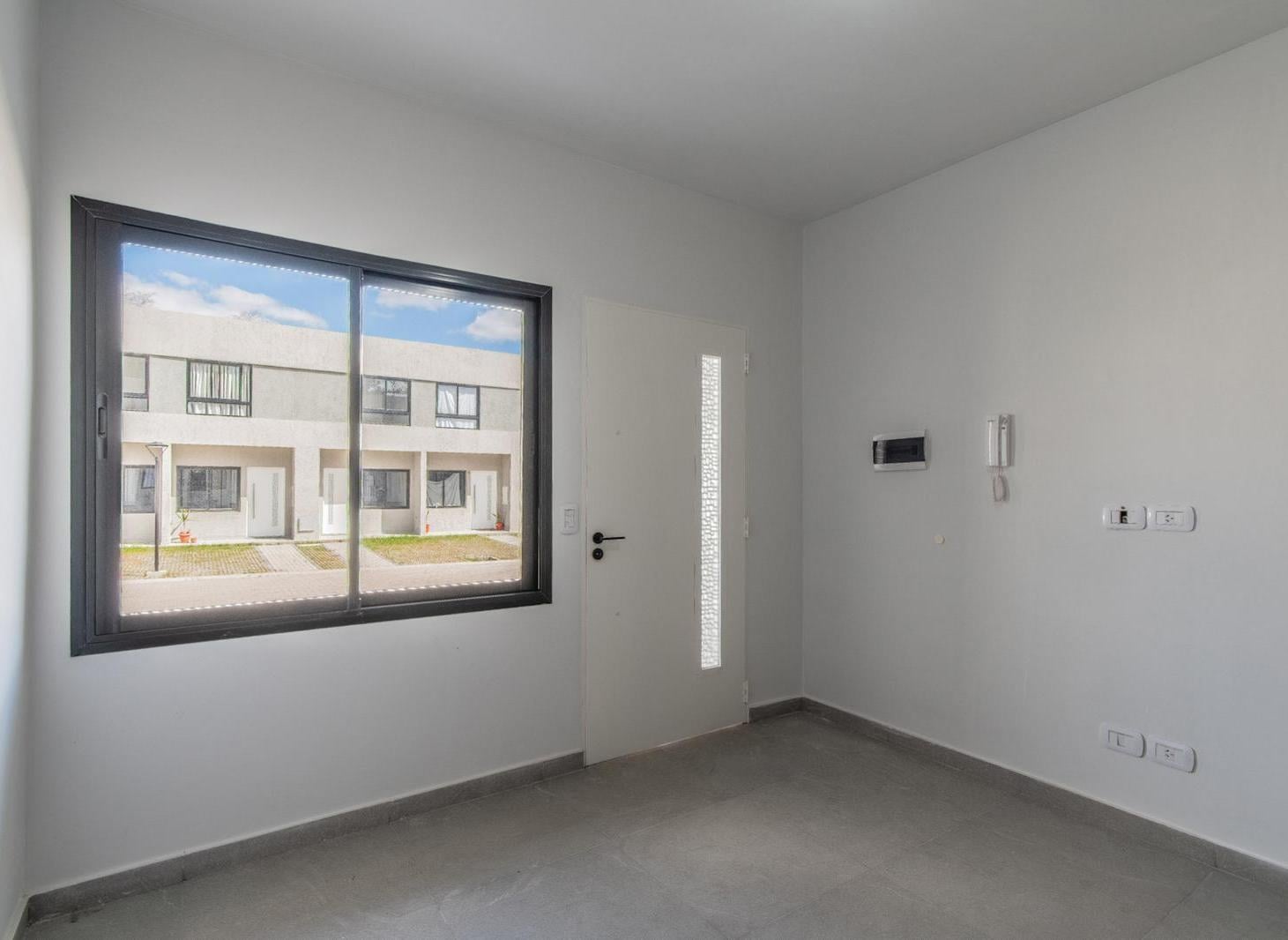 Foto de Venta dúplex tres ambientes con cochera y jardín en complejo San Miguel, imagen 5