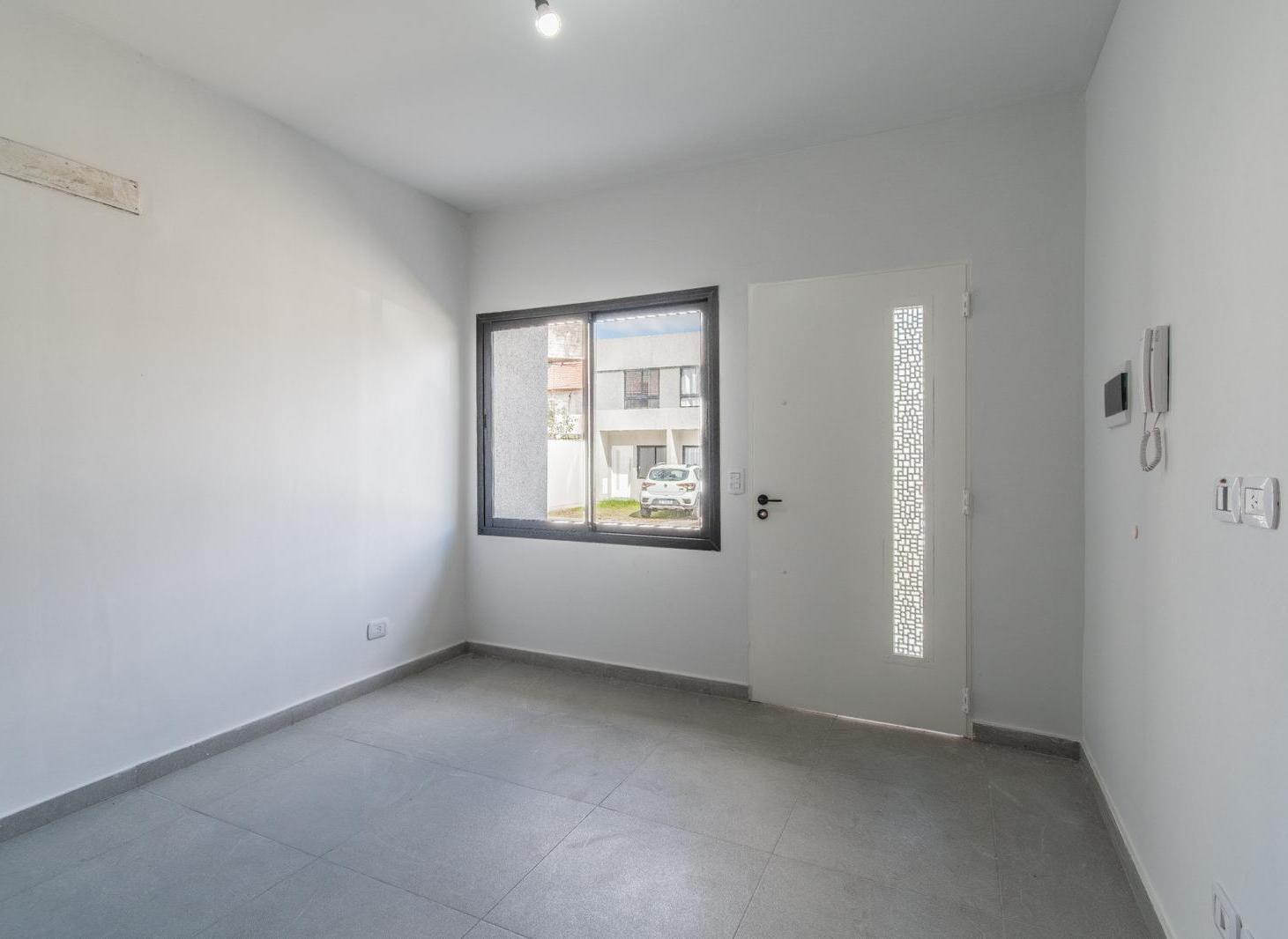 Foto de Venta dúplex tres ambientes con cochera y jardín en complejo San Miguel, imagen 1