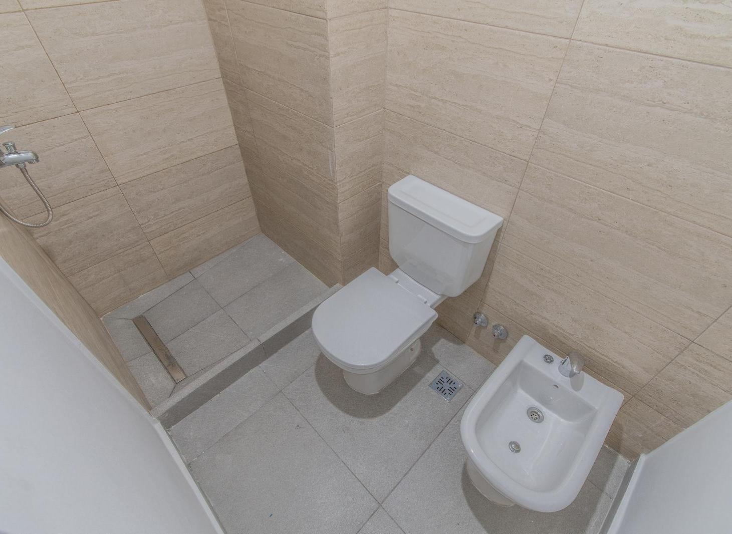 Foto de Venta dúplex tres ambientes con cochera y jardín en complejo San Miguel, imagen 2