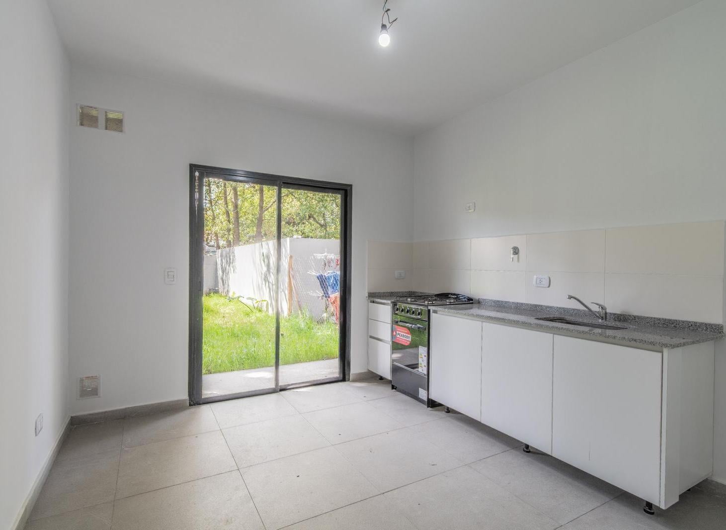 Foto de Venta dúplex tres ambientes con cochera y jardín en complejo San Miguel, imagen 3