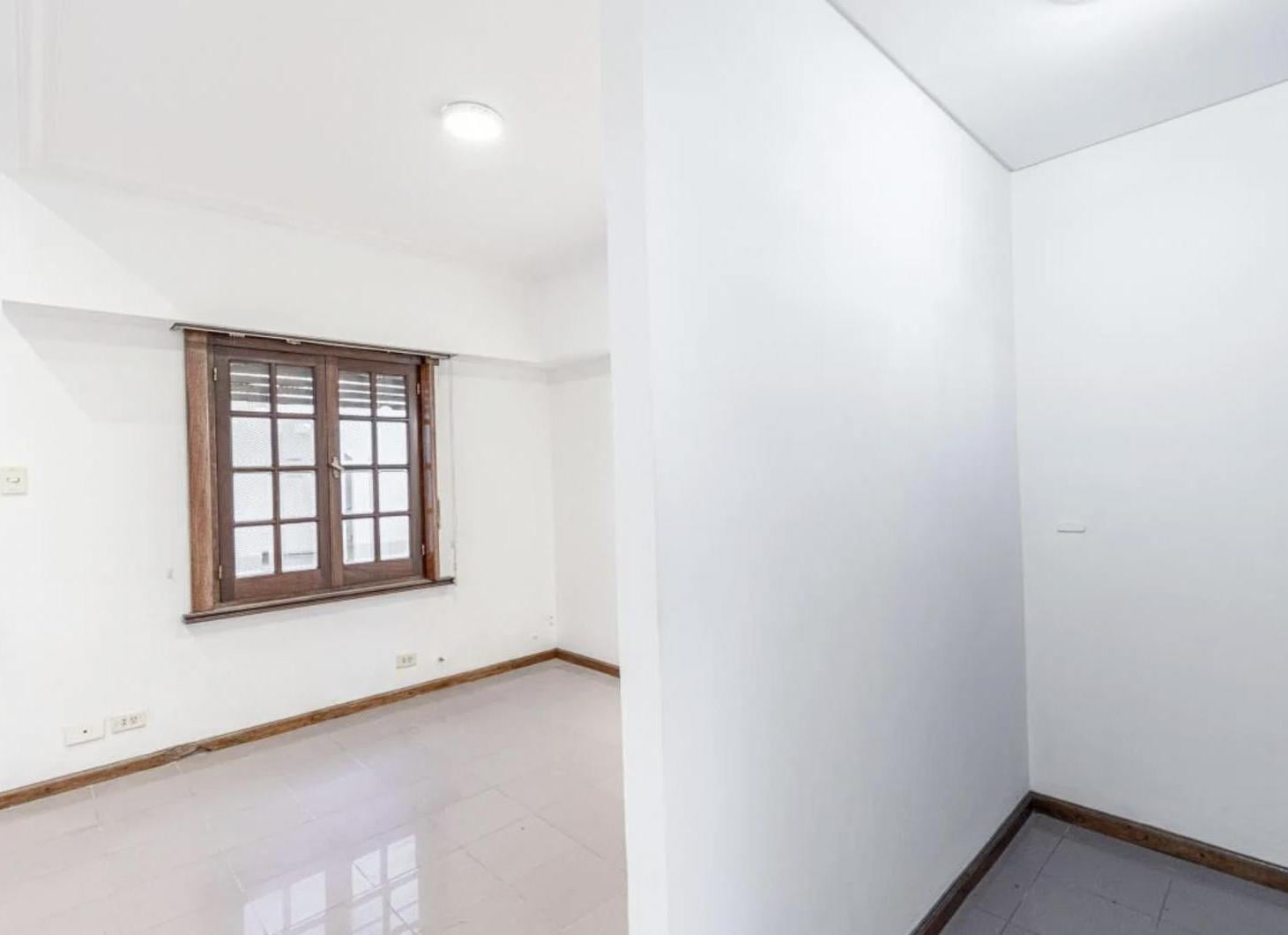Foto de VENTA / Sarmiento 2800 / Casa en lote propio / 4 ambientes / Caseros /, imagen 1