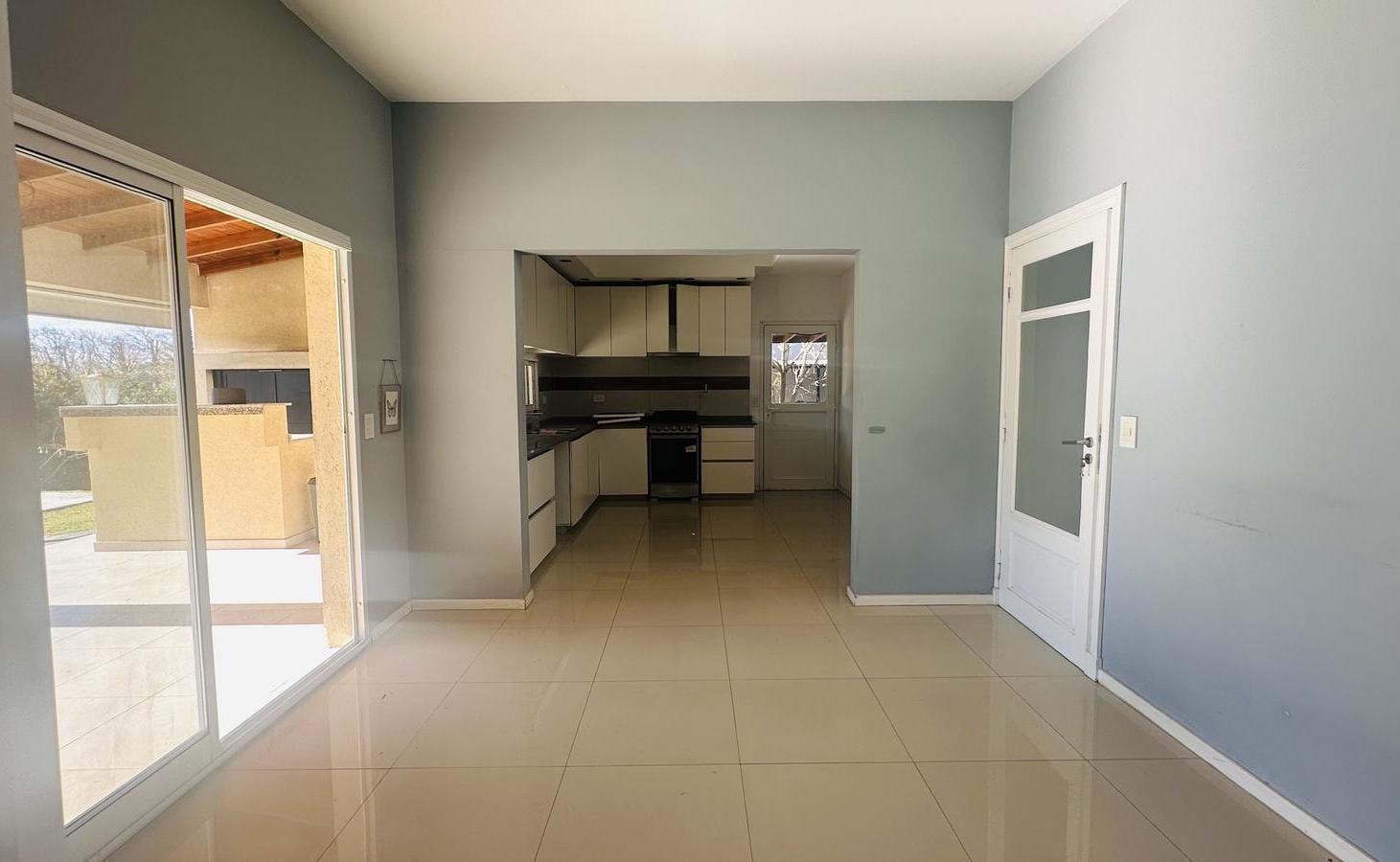 Foto de Casa 4 Ambientes con Piscina - Barrio Santa Guadalupe, imagen 5