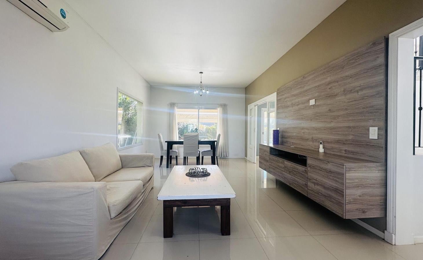 Foto de Casa 4 Ambientes con Piscina - Barrio Santa Guadalupe, imagen 2