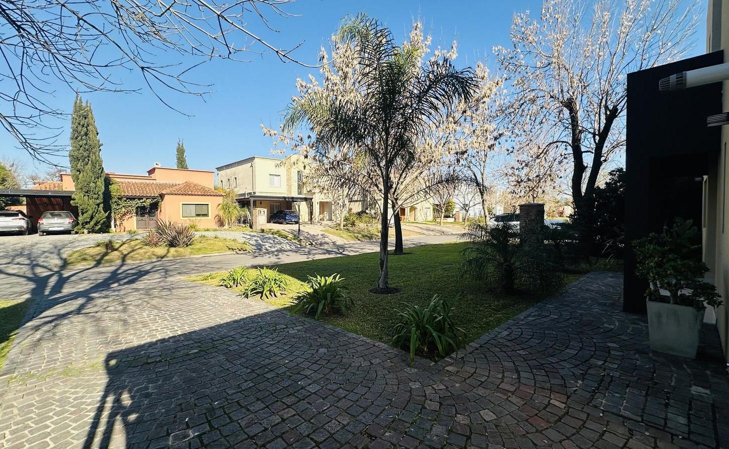 Foto de Casa 5 Ambientes con piscina - Barrio Santa Guadalupe, imagen 1