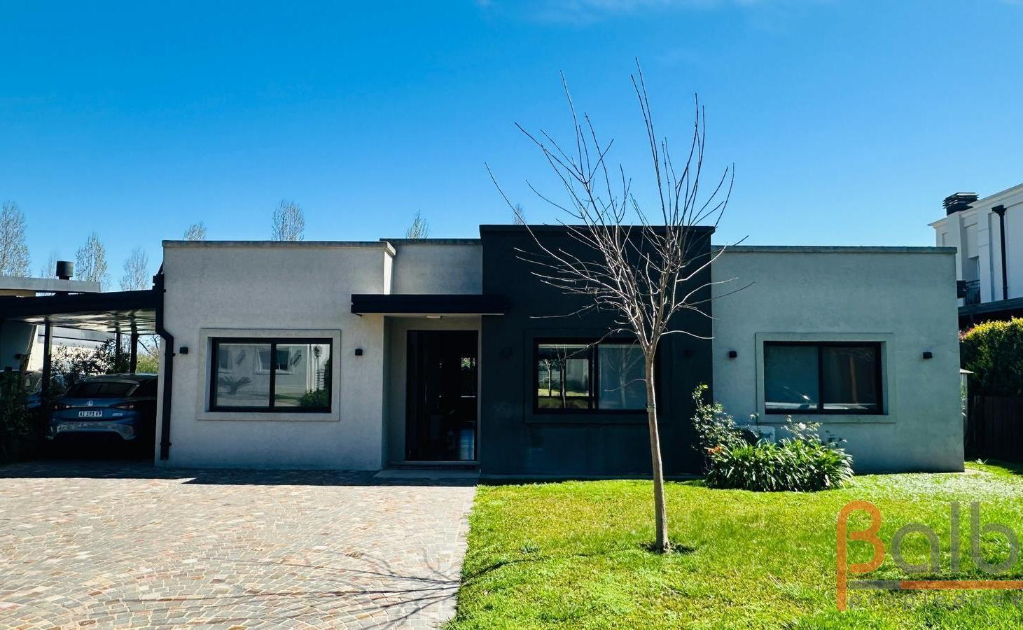 Foto de Casa 5 Ambientes con Piscina y jacuzzi - Barrio Santa Guadalupe, imagen 1