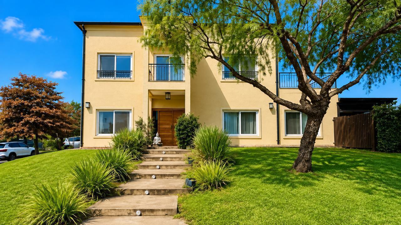 Foto de Casa 6 Ambientes con Piscina - Barrio Santa Guadalupe, imagen 1