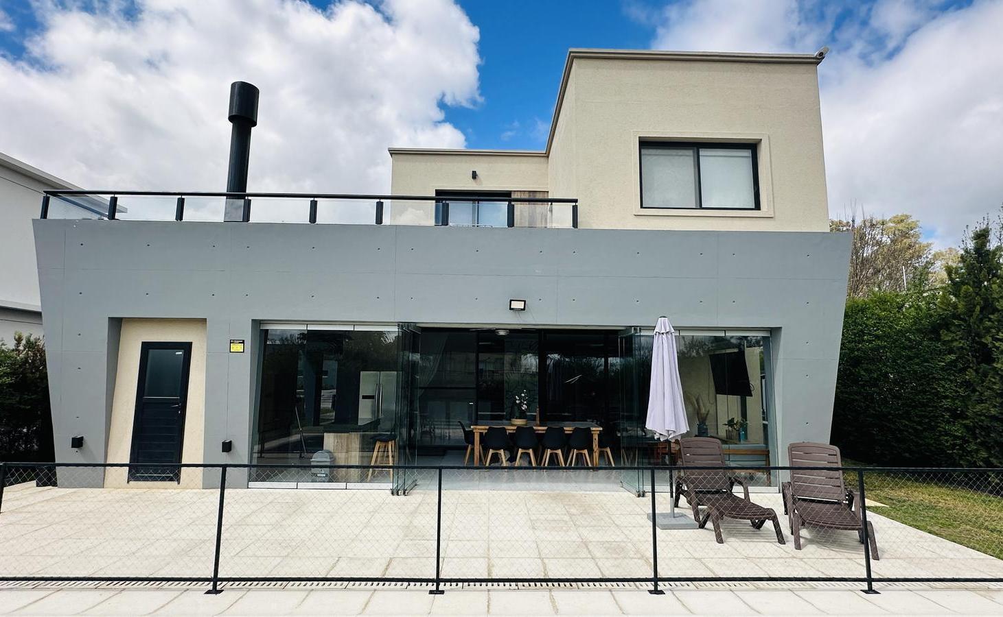 Foto de Casa 5 Ambientes con Diseño Arquitectónico - Barrio Santa Guadalupe, imagen 2