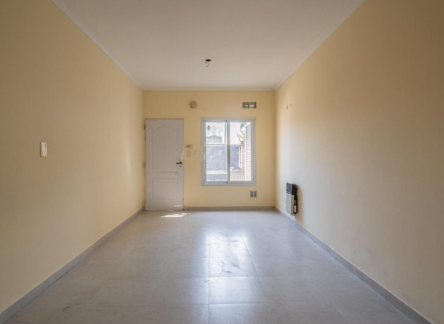 Foto de Venta en block dos viviendas tres ambientes con cochera y jardín en, imagen 2