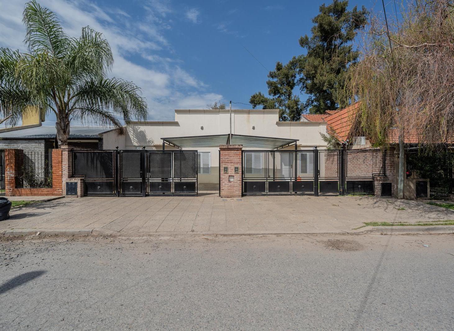 Foto de Venta en block dos viviendas tres ambientes con cochera y jardín en, imagen 1