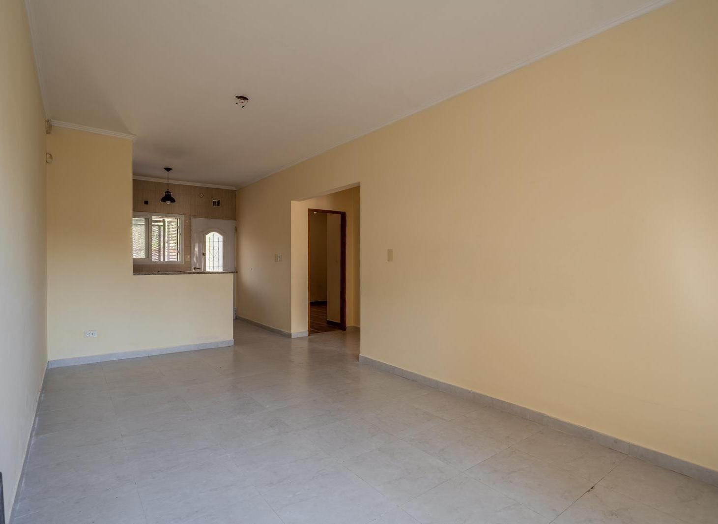 Foto de Venta en block dos viviendas tres ambientes con cochera y jardín en, imagen 5