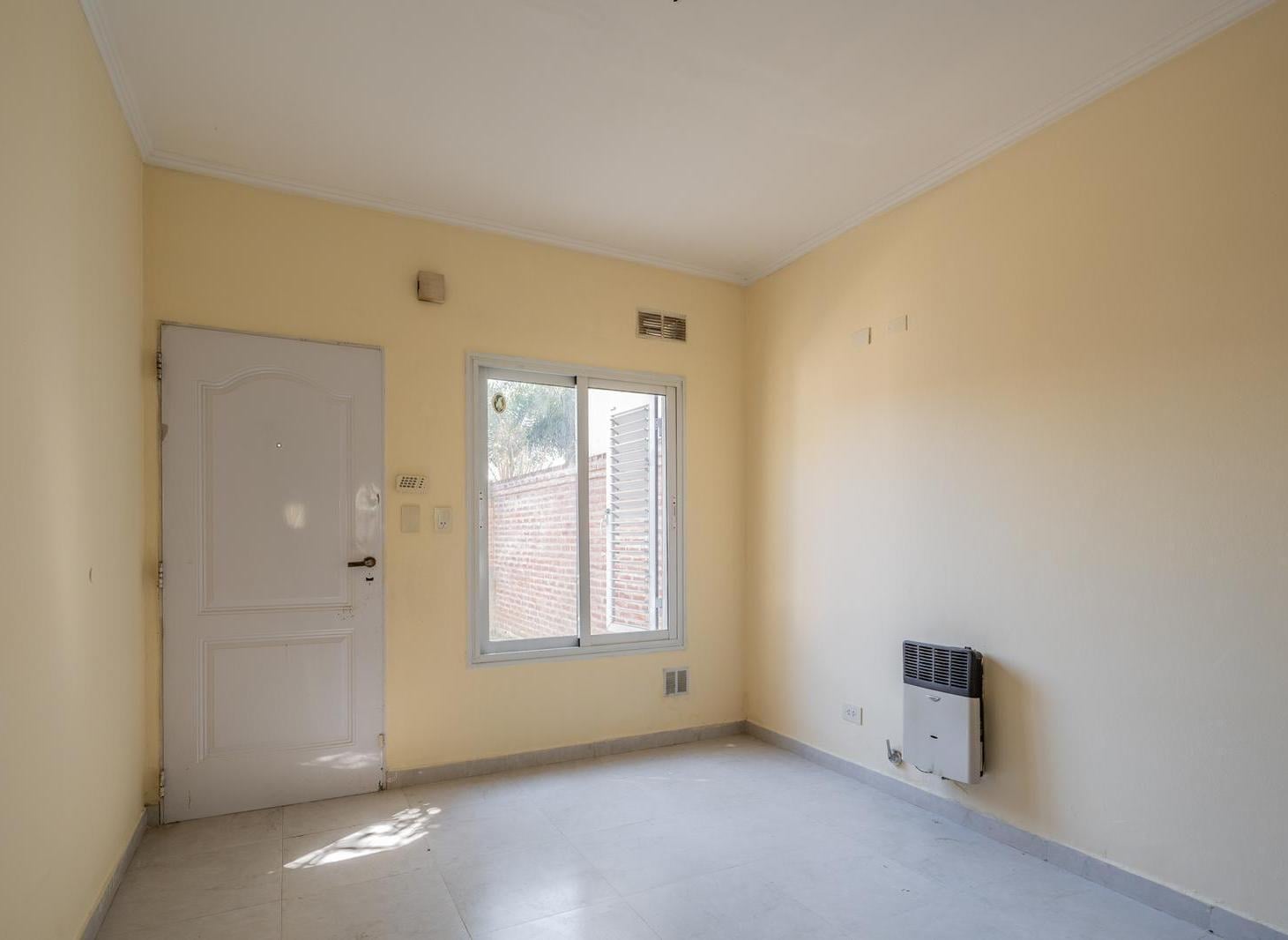 Foto de Venta en block dos viviendas tres ambientes con cochera y jardín en, imagen 4