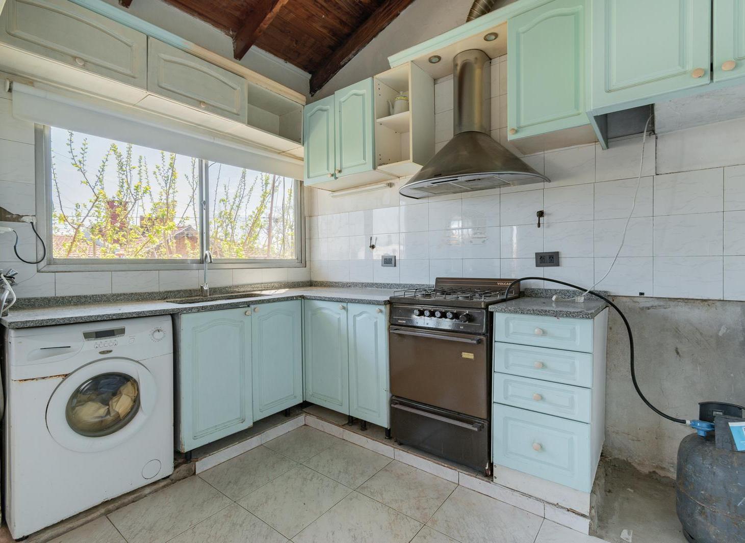 Foto de Venta PH cuatro ambientes con balcón y altillo en Villa Dominico, imagen 2