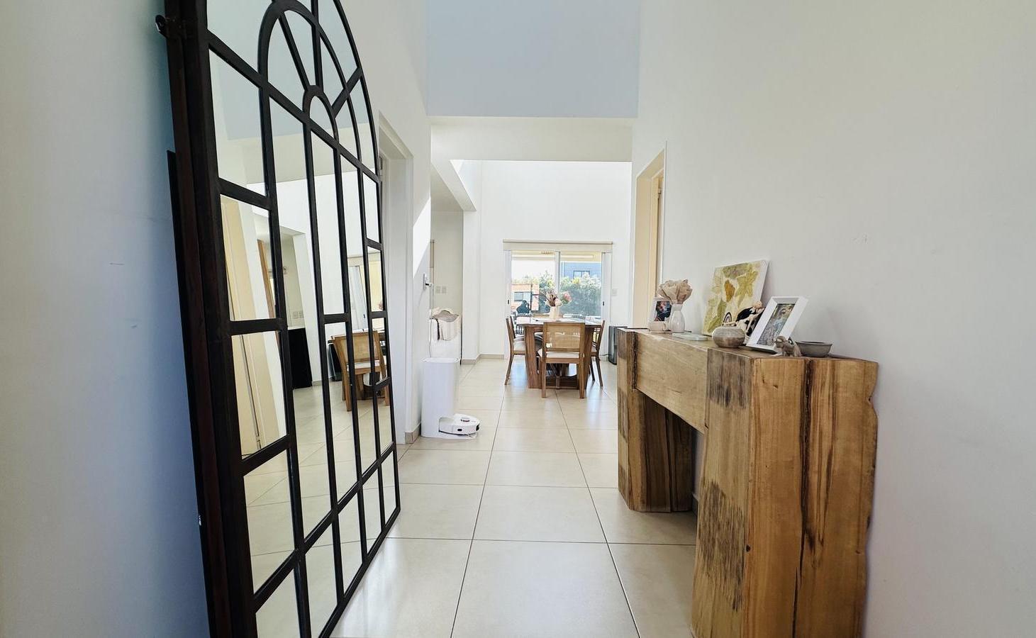 Foto de Casa 5 Ambientes con piscina - Barrio Santa Guadalupe, imagen 2