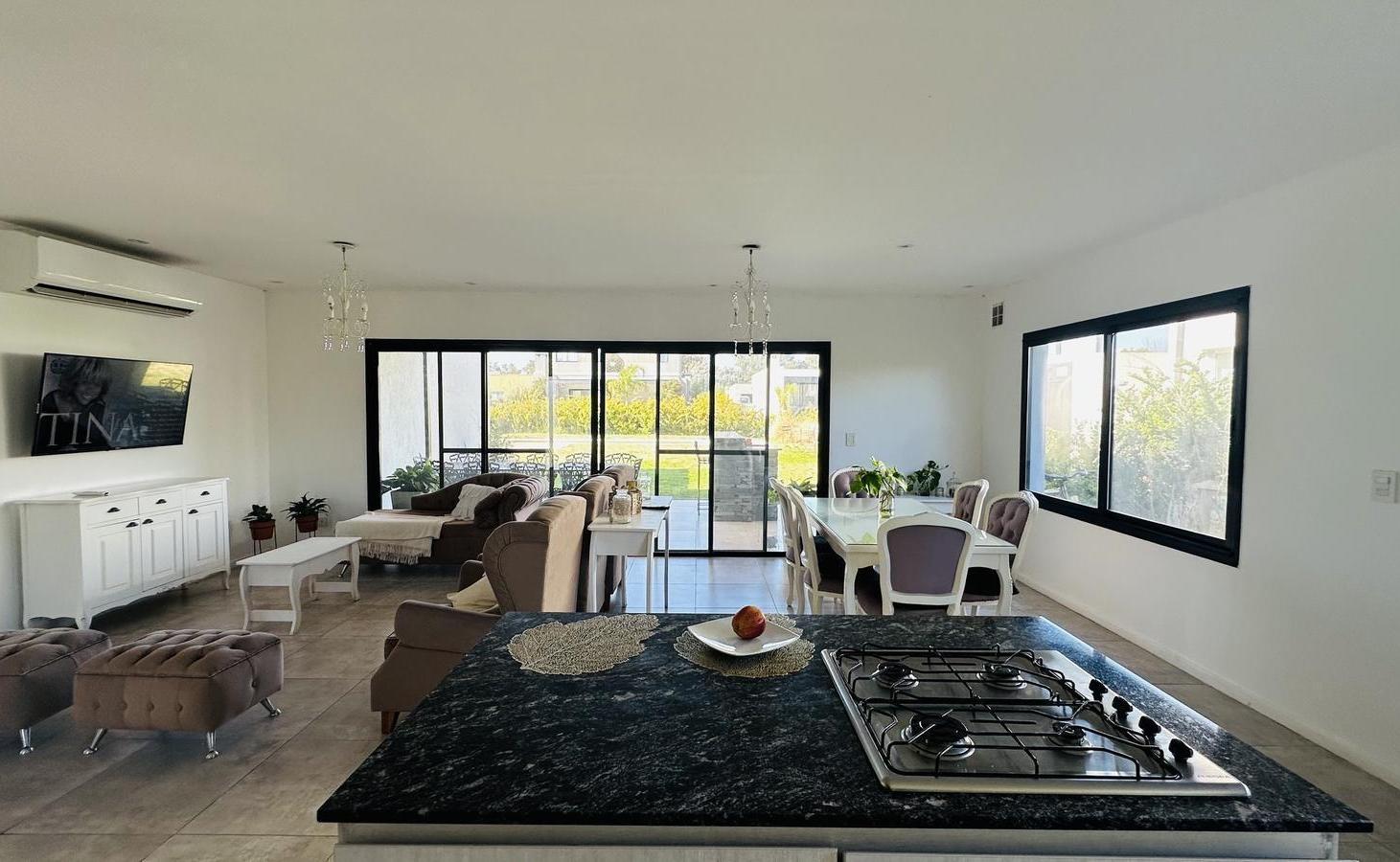 Foto de Casa 4 Ambientes con piscina - Barrio santa Elisa - 158m2, imagen 1
