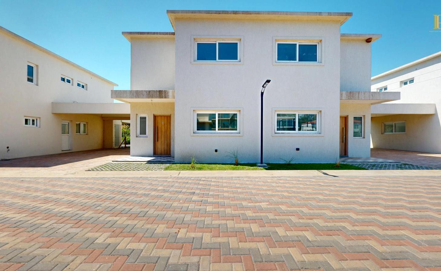 Foto de VENTA Casa Dúplex 5 amb c cochera a estrenar pileta padle SUM GYM, imagen 2