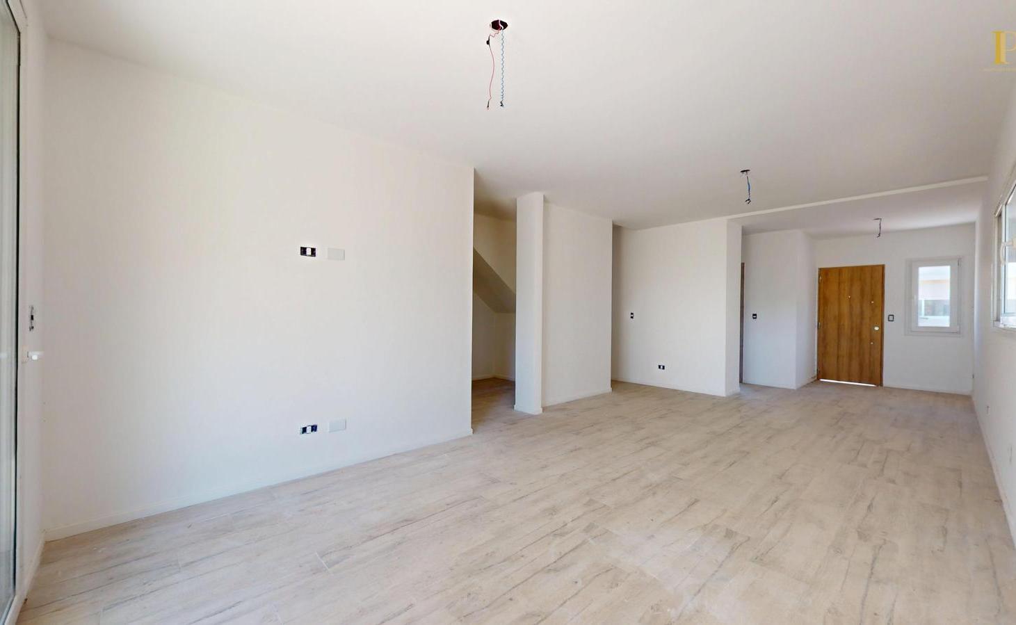 Foto de VENTA Casa Dúplex 5 amb c cochera a estrenar pileta padle SUM GYM, imagen 5