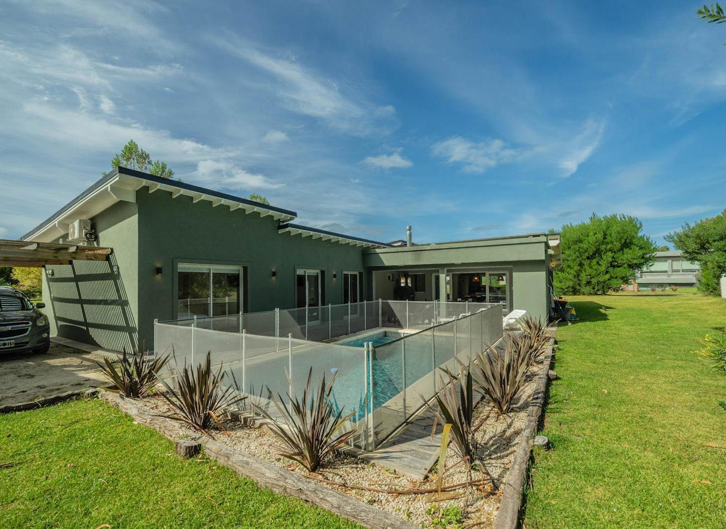 Foto de Venta casa 5 ambientes con pileta, quincho en Golf II, imagen 1