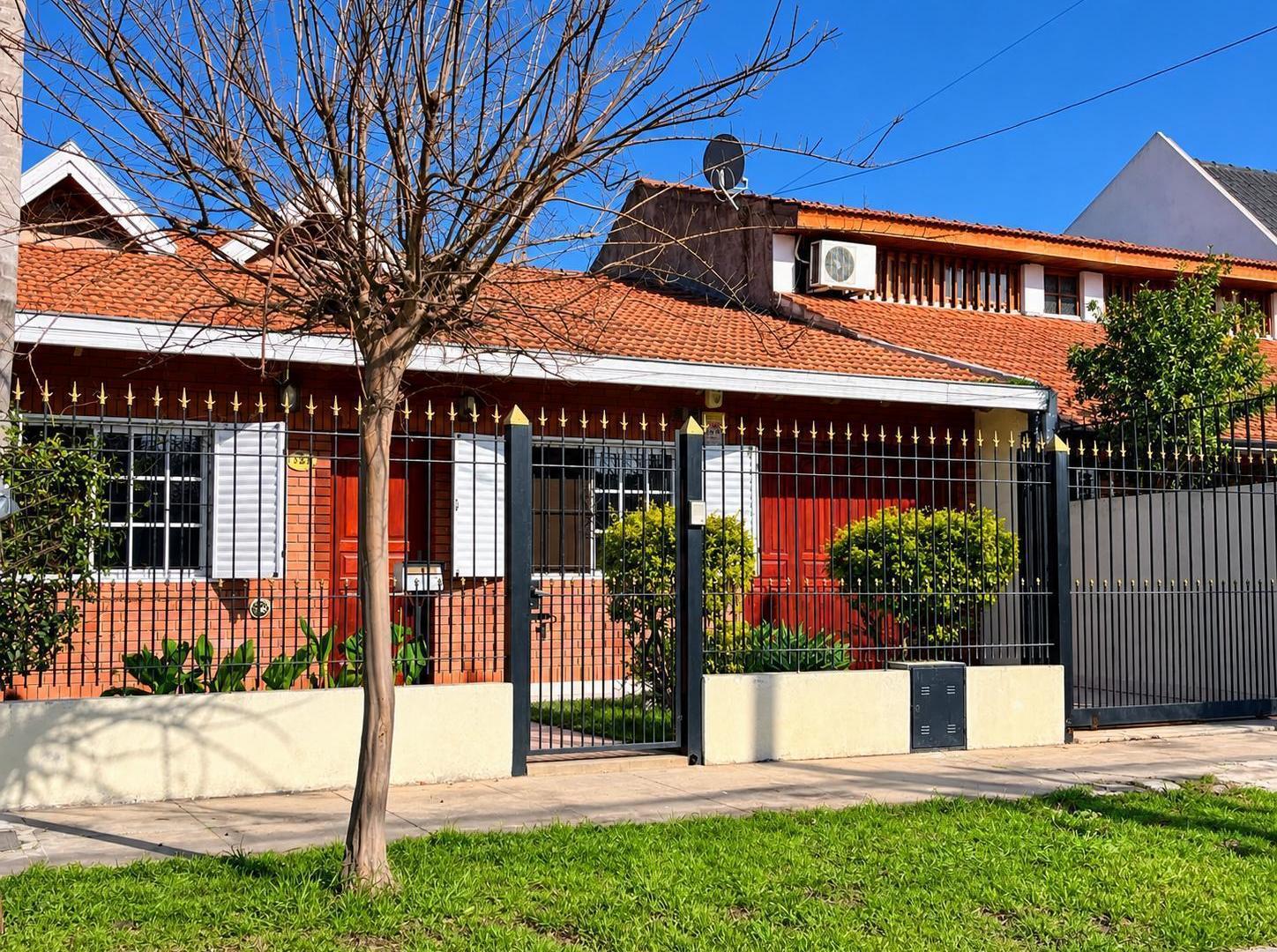Foto de Casa de 5 ambientes y quincho con baño y dormitorio en Luis Guillón, imagen 2